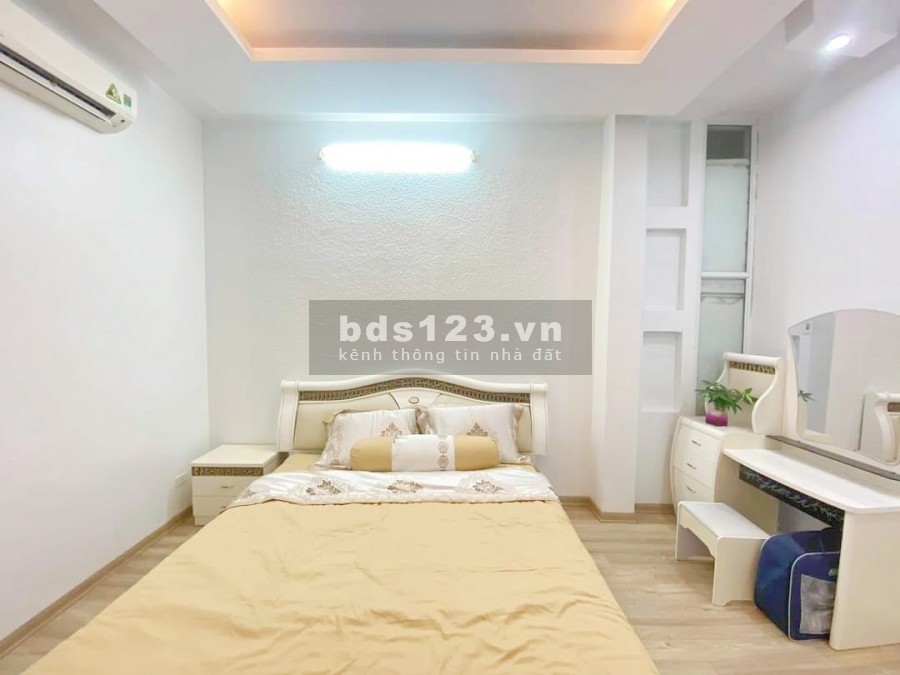 Bán nhà khu dịch vụ Văn La diện tích 50m2 đúc kiên cố 5 tầng thang máy vỉa hè oto vào nhà
