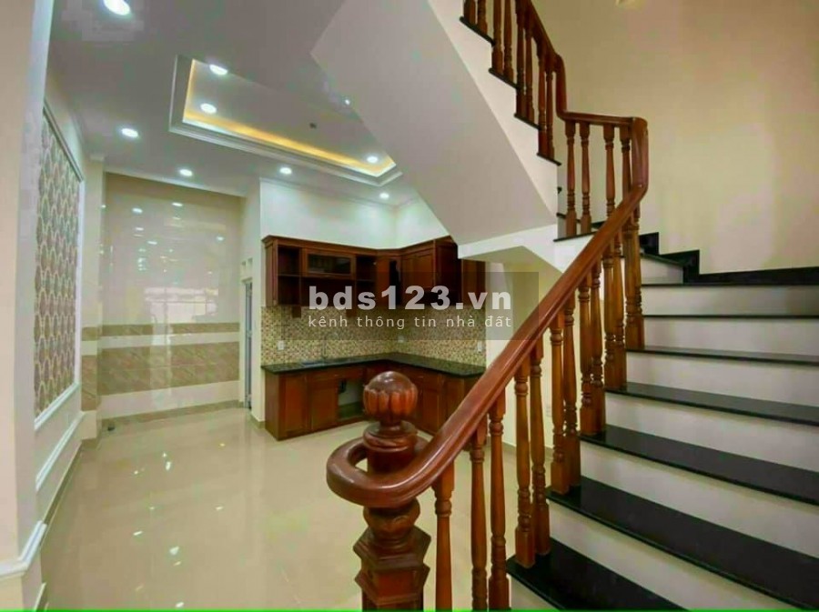 Nhà 3 tầng, xe hơi đỗ cửa. Cạnh trung tâm triển lãm Tân Bình giá bán 6,9 tỷ