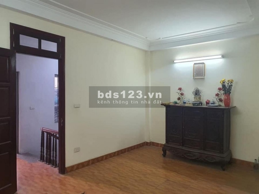Ô tô đỗ cửa 2 mặt thoáng gần mặt phố lớn, giấy từ pháp lý sẵn sàng sang tên
