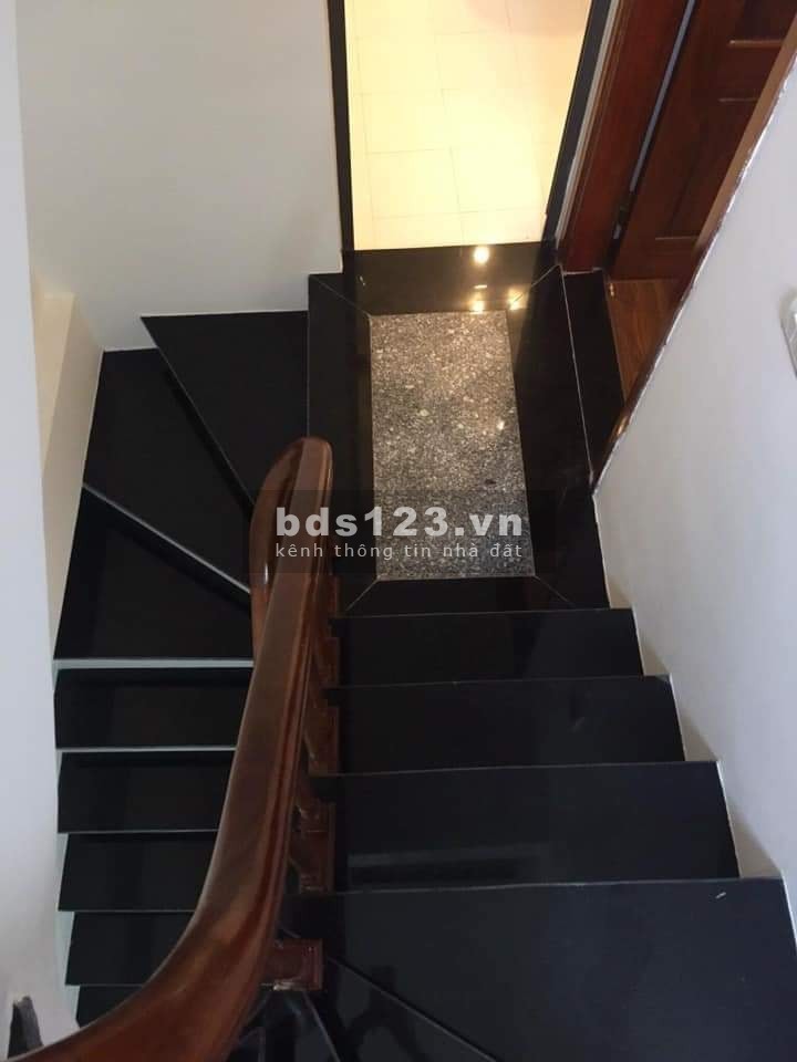Ngã Tư Sở, giá bán 3 tỷ, đúc bê tông 5 tầng đúc kiên cố, diện tích sử dụng 35m2