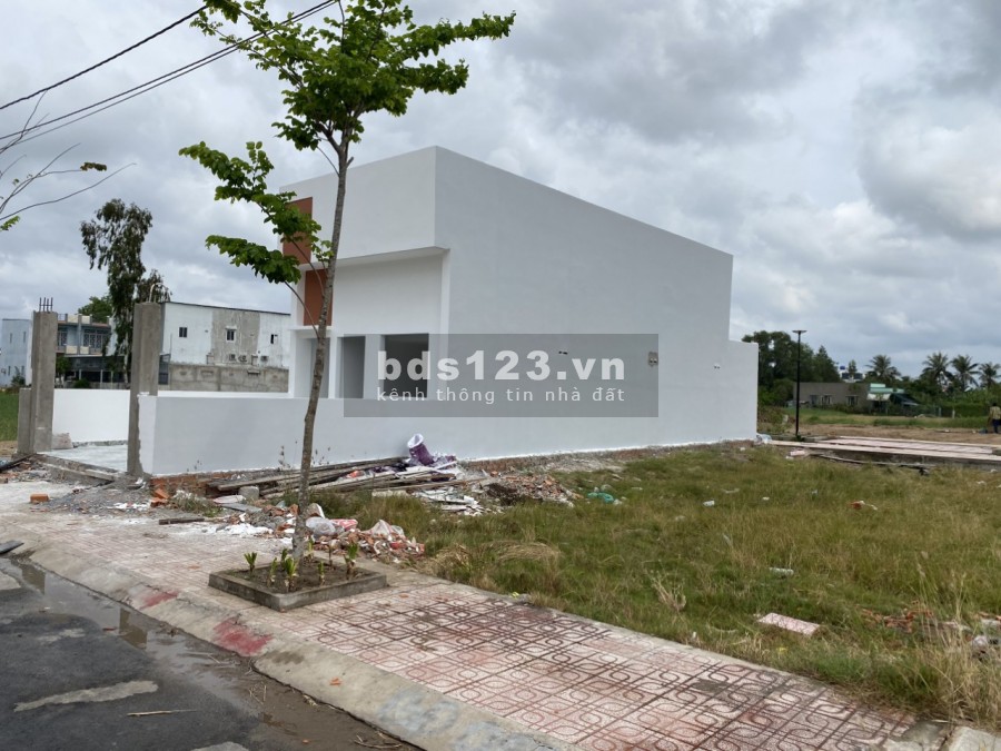 Bán nhà 1 trệt 1 lầu sau chợ Bình Chánh giá 2 tỷ, sổ hồng riêng từng nền