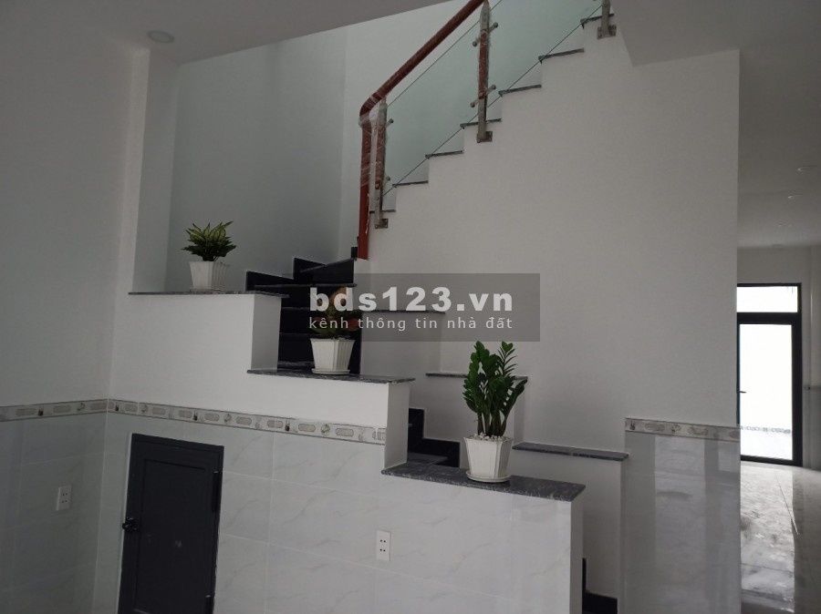 Bán nhà 1 trệt 1 lầu sau chợ Bình Chánh giá 2 tỷ, sổ hồng riêng từng nền