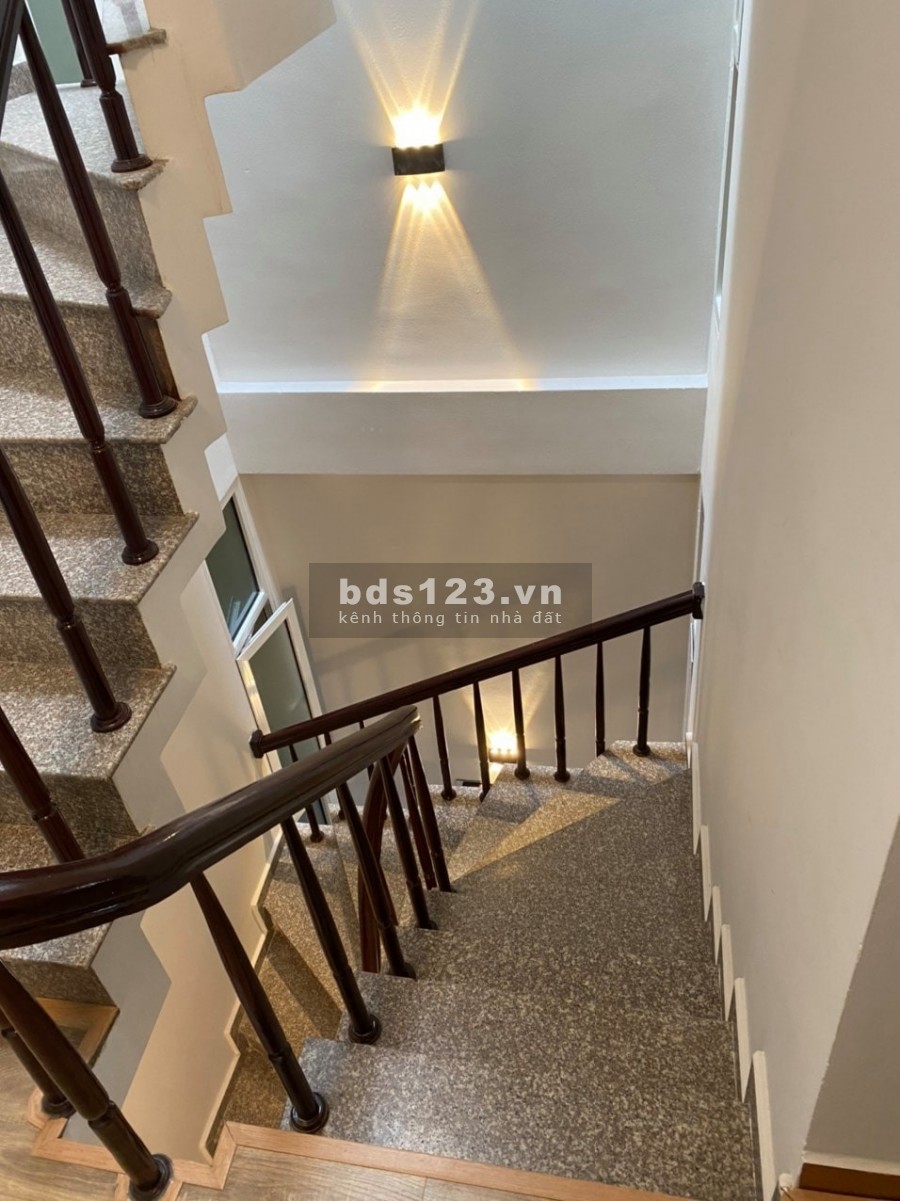 Bán nhà phố Nguyễn Văn Cừ, Long Biên 45m, 5 tầng, mt 5.6m, giá 3.95 tỷ. Lh: 0989126619
