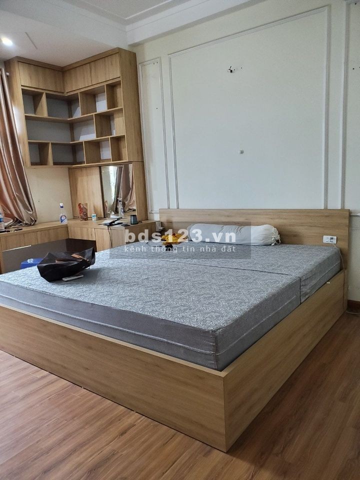 Bán nhà nhỉnh 2.3 tỷ ô tô đỗ cổng nhà bê tông, dt 38m2, 5 tầng đường Đa Sỹ, Hà Đông