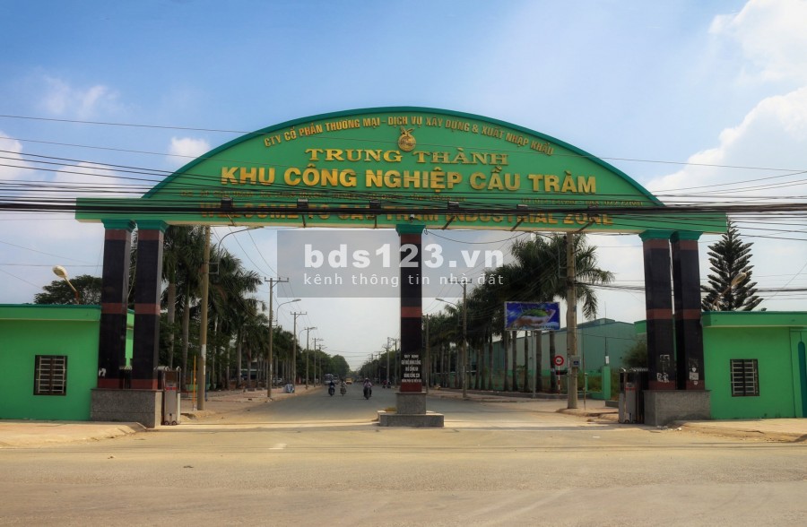 Bán nhà 1 trệt 1 lầu sau chợ Bình Chánh giá 2 tỷ, sổ hồng riêng từng nền