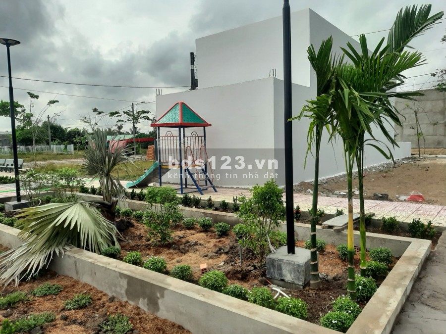 Bán nhà 1 trệt 1 lầu sau chợ Bình Chánh giá 2 tỷ, sổ hồng riêng từng nền
