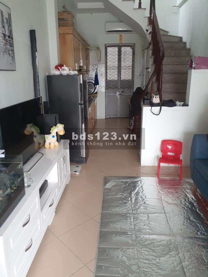 Hơn 2 tỷ bán nhà 4 tầng phố lê lợi. 5m ra tới mặt đường, sát chợ hà đông