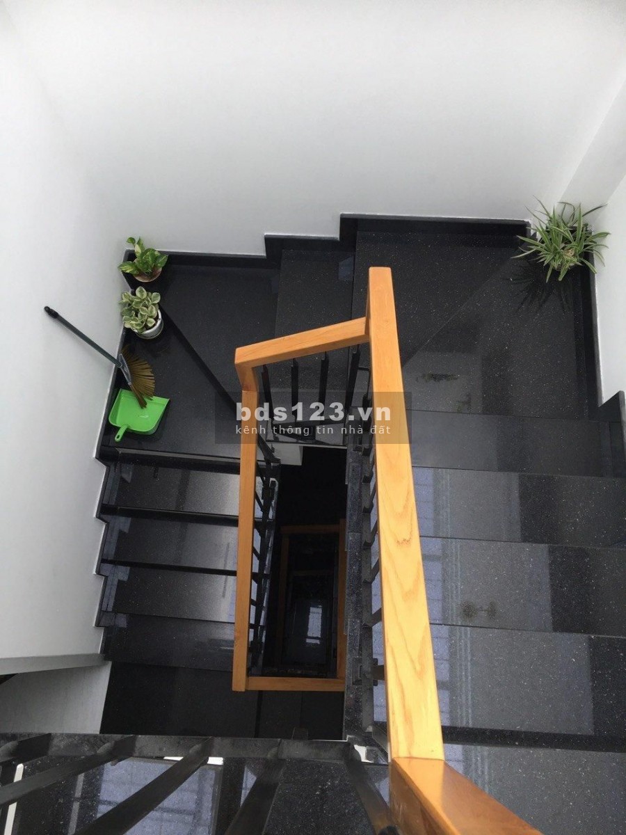 Bán nhà HXT đường Phan Văn Trị Quận Bình Thạnh dt 100m2 3 tầng giá chỉ 6tỷ3