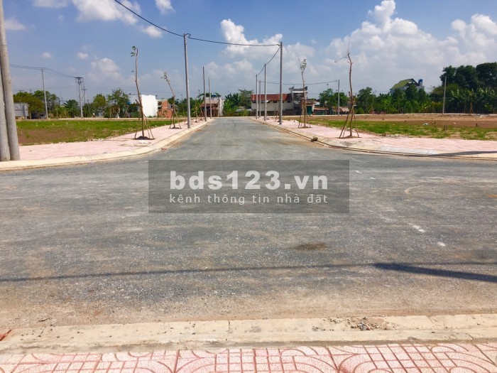 Bán nhà 1 trệt 1 lầu sau chợ Bình Chánh giá 2 tỷ, sổ hồng riêng từng nền