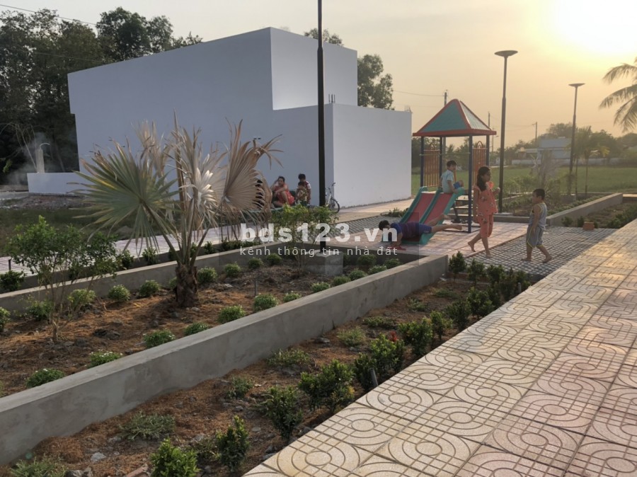 Bán nhà 1 trệt 1 lầu sau chợ Bình Chánh giá 2 tỷ, sổ hồng riêng từng nền
