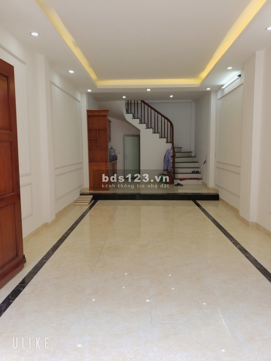 Bán nhà đường ĐỊnh Công Lô Góc 10m ra phố dt 33M2 5 tầng Giá 3 tỷ ngõ nông đường rộng.