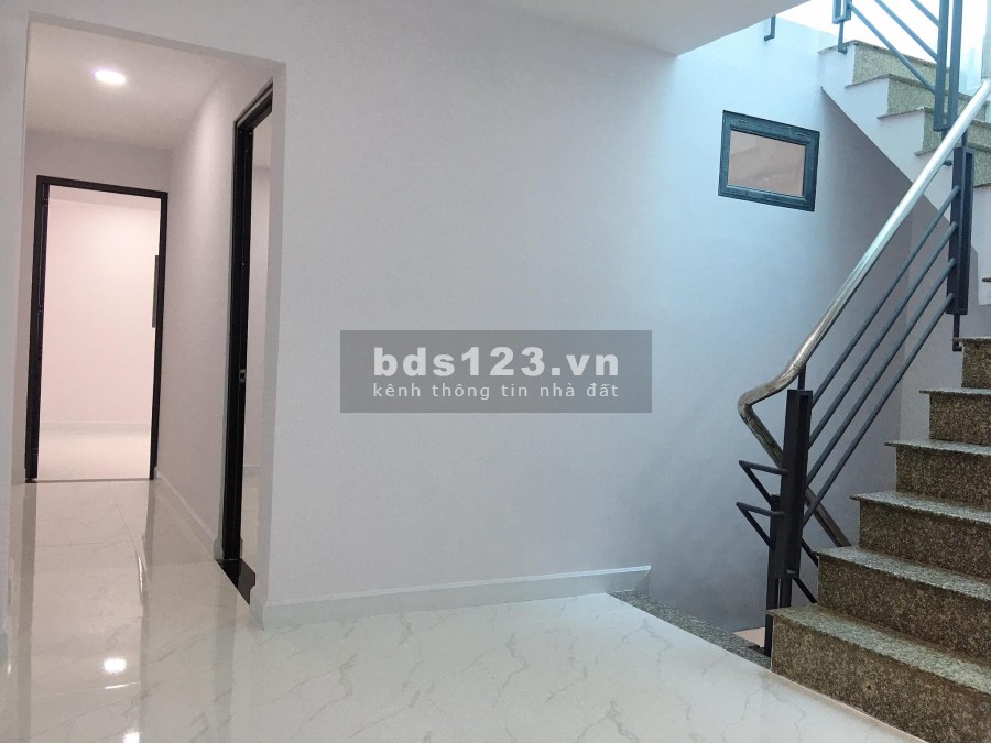 Nhà kiên cố 3 tầng. Ngang 4,5m. Cạnh Chợ Hồng Lạc giá bán 4,9 tỷ, khu an ninh
