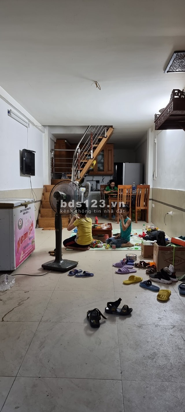 Bán nhà Đại Từ 20m ra phố ô tô đất vuông đẹp, sổ đẹp gần chợ, giá 3 tỷ