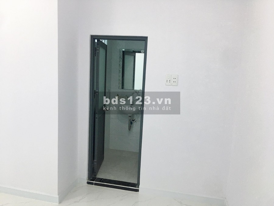 Nhà kiên cố 3 tầng. Ngang 4,5m. Cạnh Chợ Hồng Lạc giá bán 4,9 tỷ, khu an ninh
