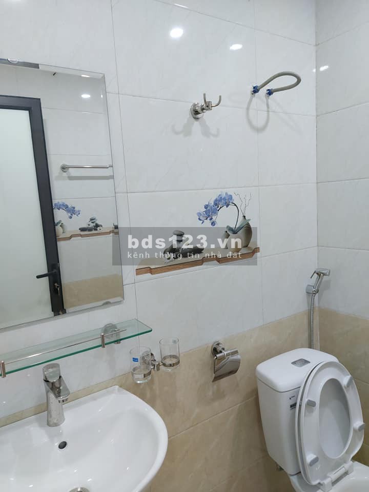 Bán nhà phố Thanh Am, Long Biên, mới xây, gần phố, dt 33m2, 5 tầng, giá 2.27 tỷ.