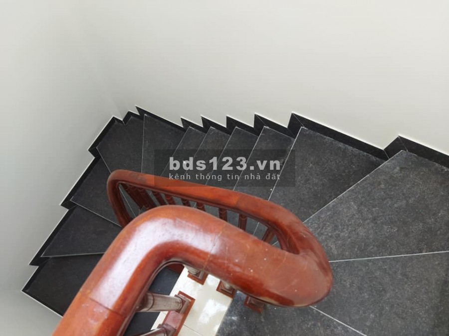 Bán nhà phố Thanh Am, Long Biên, mới xây, gần phố, dt 33m2, 5 tầng, giá 2.27 tỷ.