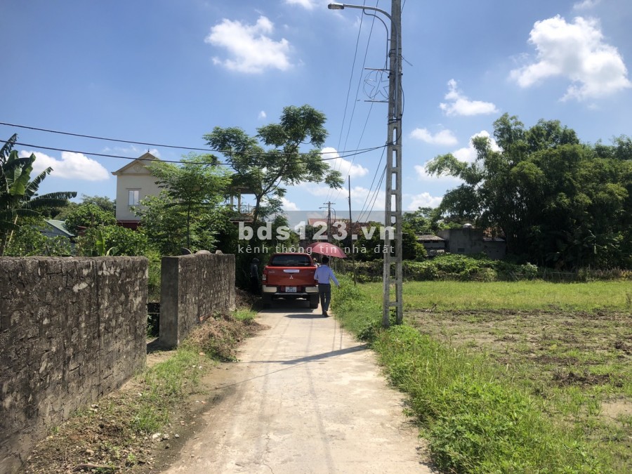 Quỹ đất bên em cực kì tiềm năng giá cực kì rẻ trong khi đó đất bên cạnh đã hơn 1 tỷ