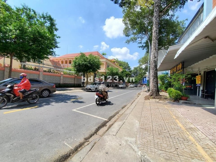 Nhà đường Trần Bình Trọng, Quận 55, dt 45m2, 4 tầng xây bê tông cốt thép, sân thượng