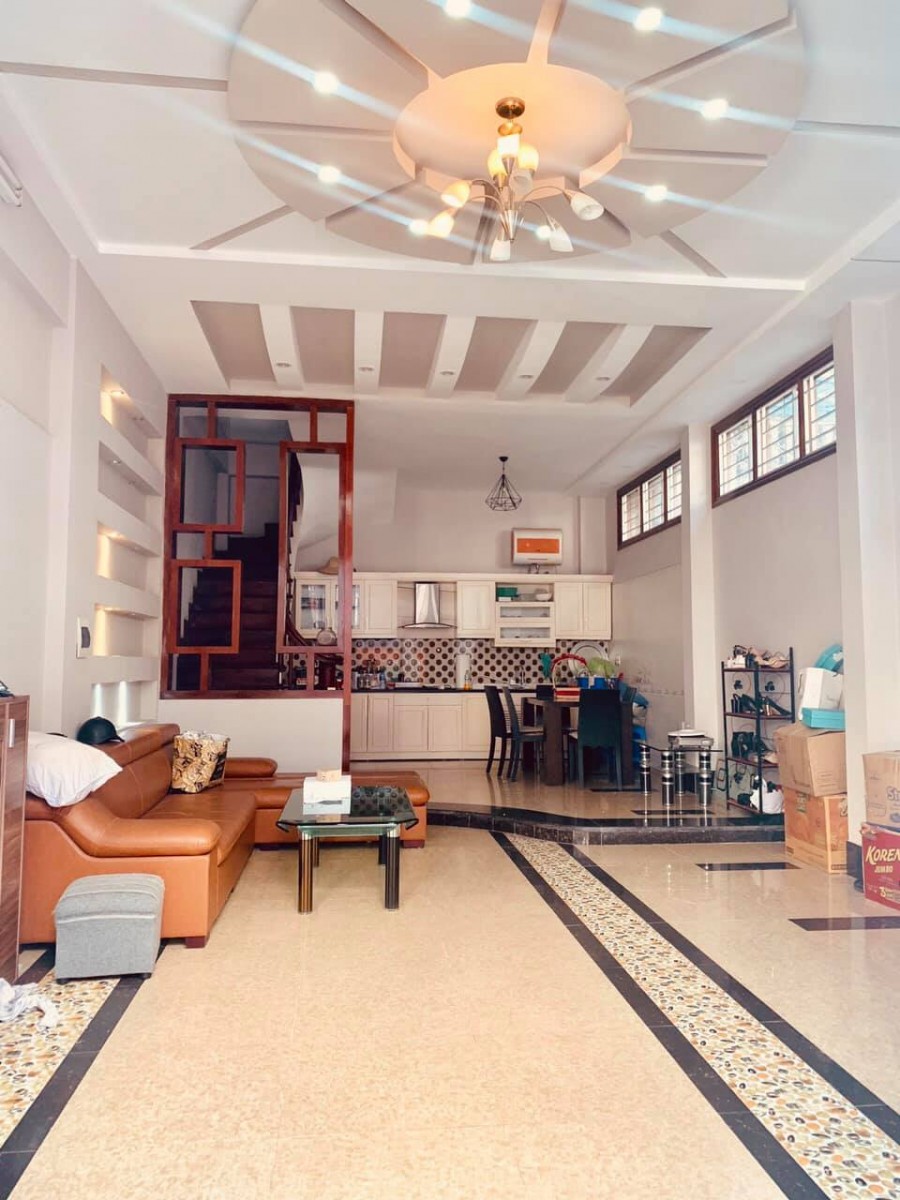 Bán nhà trung tâm quận Cầu Giấy diện tích 45m2, 5 tầng ô tô đỗ cửa giá bán 4,2 tỷ