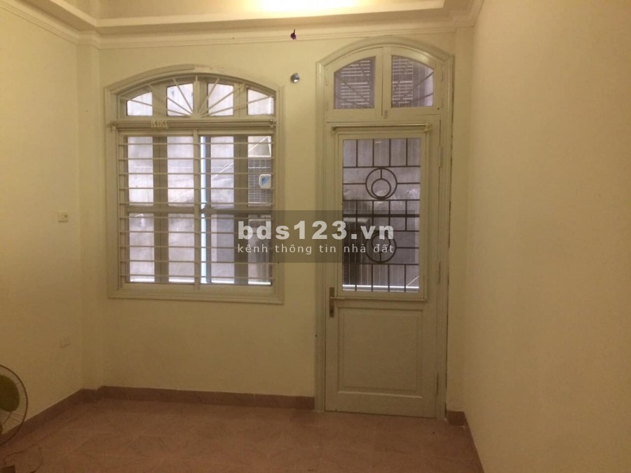 Bán nhà hiếm Ba Đình, ngõ Nguyễn Tri Phương, 5 tầng đúc, mặt tiền 3.5m, giá 4.1 tỷ, lh 0975513371.