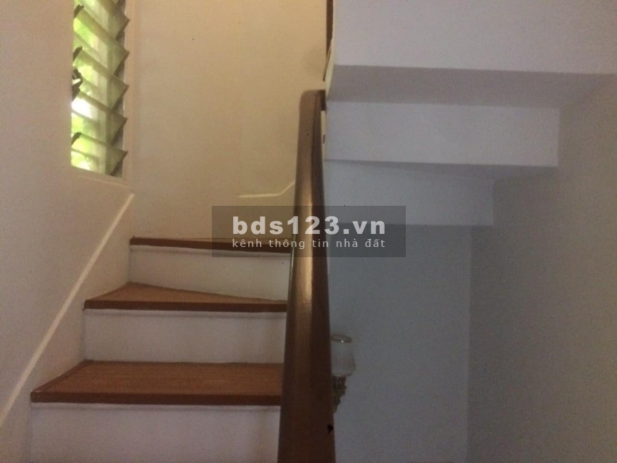 Bán nhà hiếm Ba Đình, ngõ Nguyễn Tri Phương, 5 tầng đúc, mặt tiền 3.5m, giá 4.1 tỷ, lh 0975513371.
