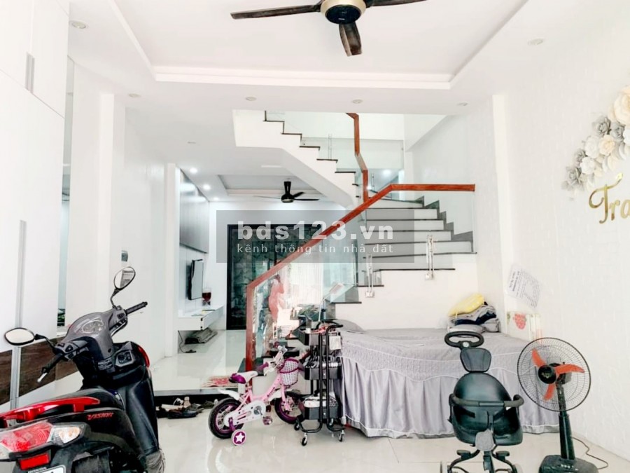 Chính chủ bán nhà riêng Cầu Giấy dt 53m2, mt 4,4m ngõ 3 gác tặng nội thất an sinh