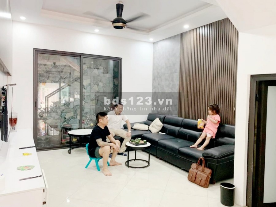 Chính chủ bán nhà riêng Cầu Giấy dt 53m2, mt 4,4m ngõ 3 gác tặng nội thất an sinh