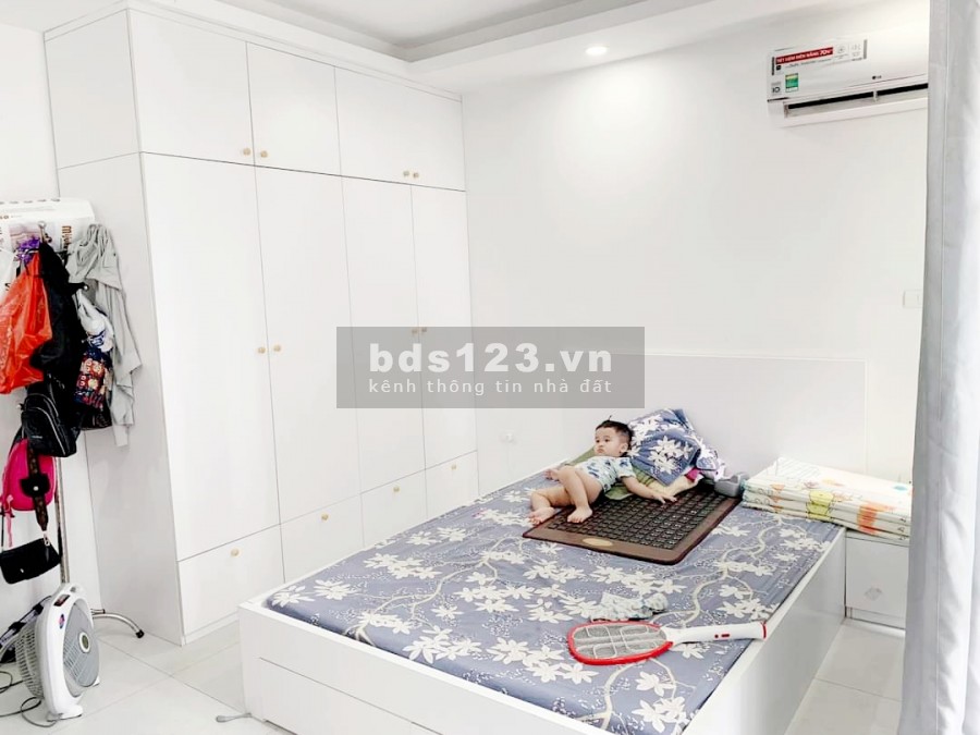 Chính chủ bán nhà riêng Cầu Giấy dt 53m2, mt 4,4m ngõ 3 gác tặng nội thất an sinh
