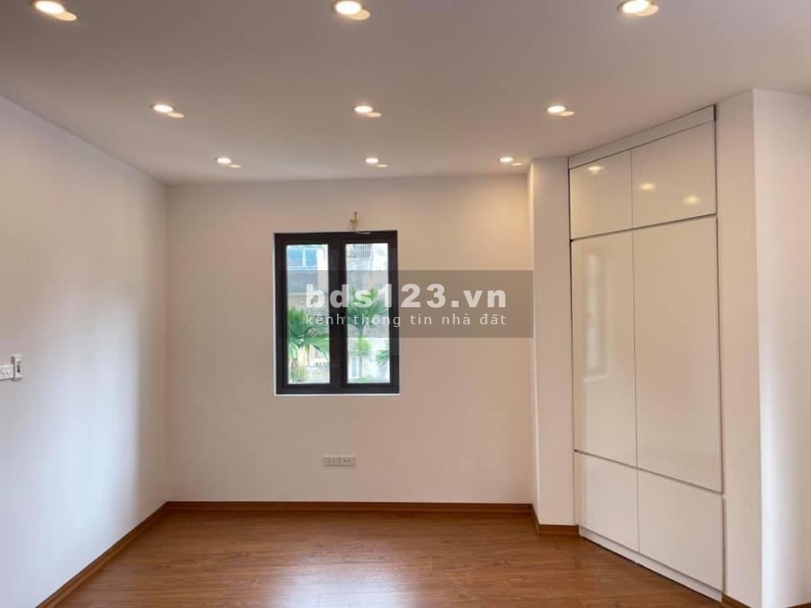 Bán nhà siêu đẹp mới koong giá chỉ nhỉnh hơn 3 tỷ, cách cầu long Biên vài sải chân
