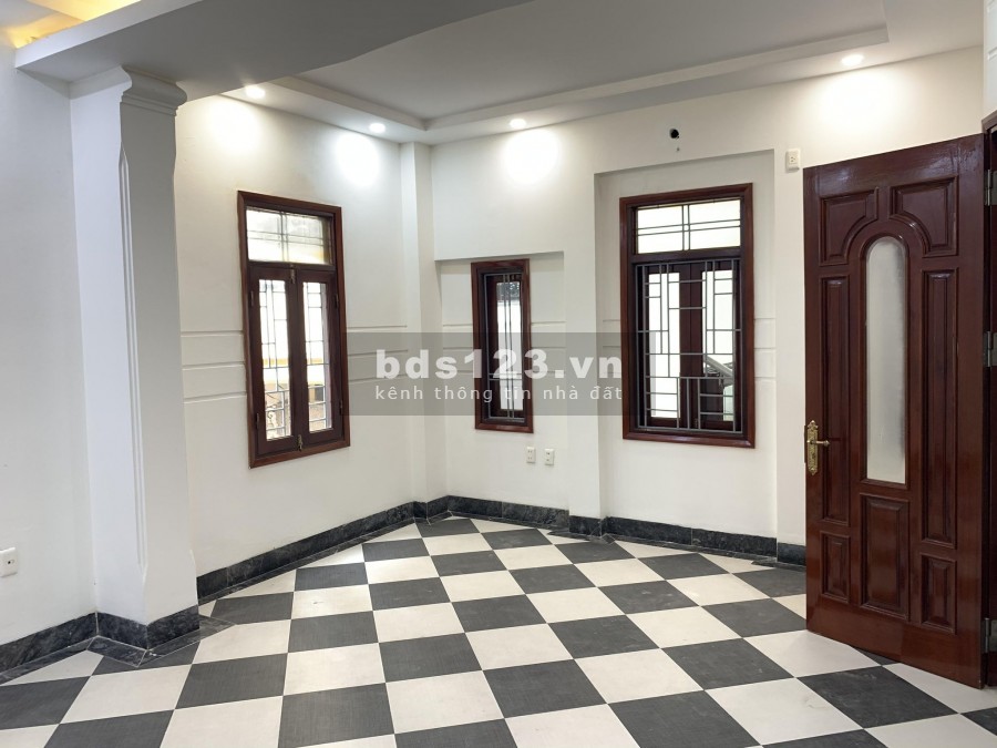 Bán nhà ở ngay, ô tô, dt 67m2, 3 tầng, giá bán 6.8 tỷ, phố Tây Sơn, Chùa Bộc, Đống Đa