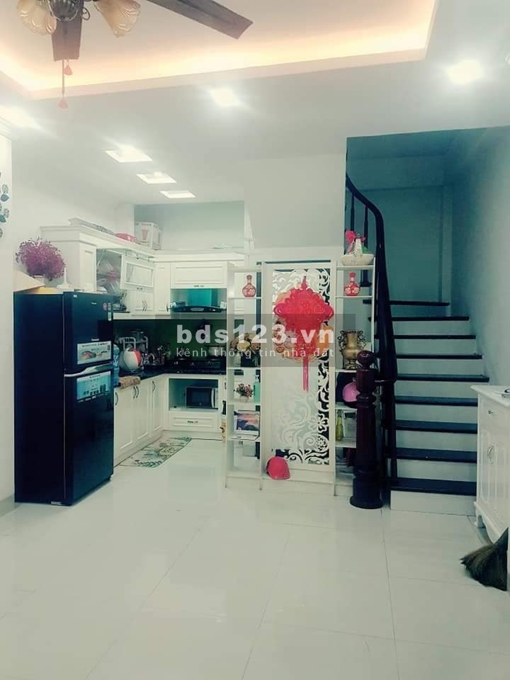 Nhà đẹp ở ngay hàng xóm bến xe Gia lâm, dt 36m2, 5 tầng, mt 8m, giá bán 3.1 tỷ