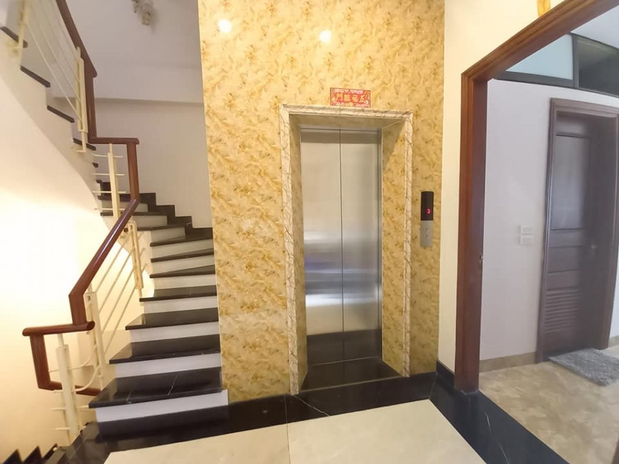 Bán nhà mới Vũ Xuân Thiều, sân rộng thang máy, dt 120m2, 5 tầng, giá bán 10 tỷ