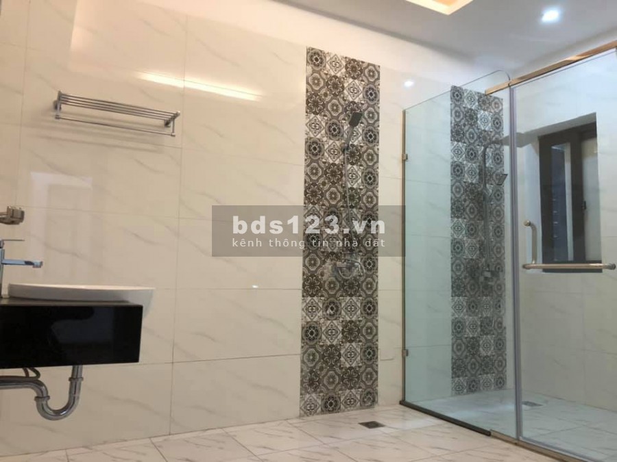 Bán nhà 5 tầng ngõ ba gác tránh xe máy đường Láng, nhà có cổng riêng khoá mật mã