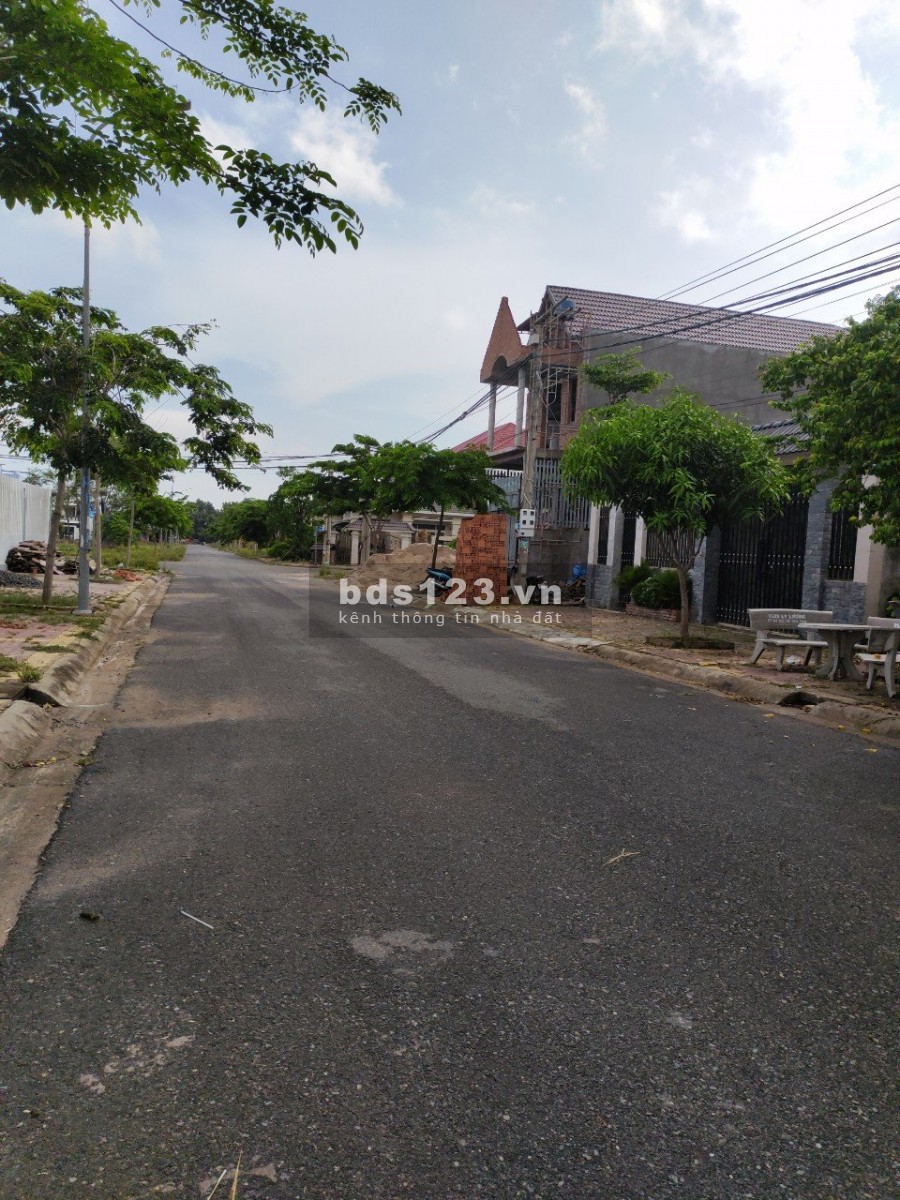 Cần bán gấp lô đất ngay trung tâm phường Phú Mỹ đông dân cư sầm uất