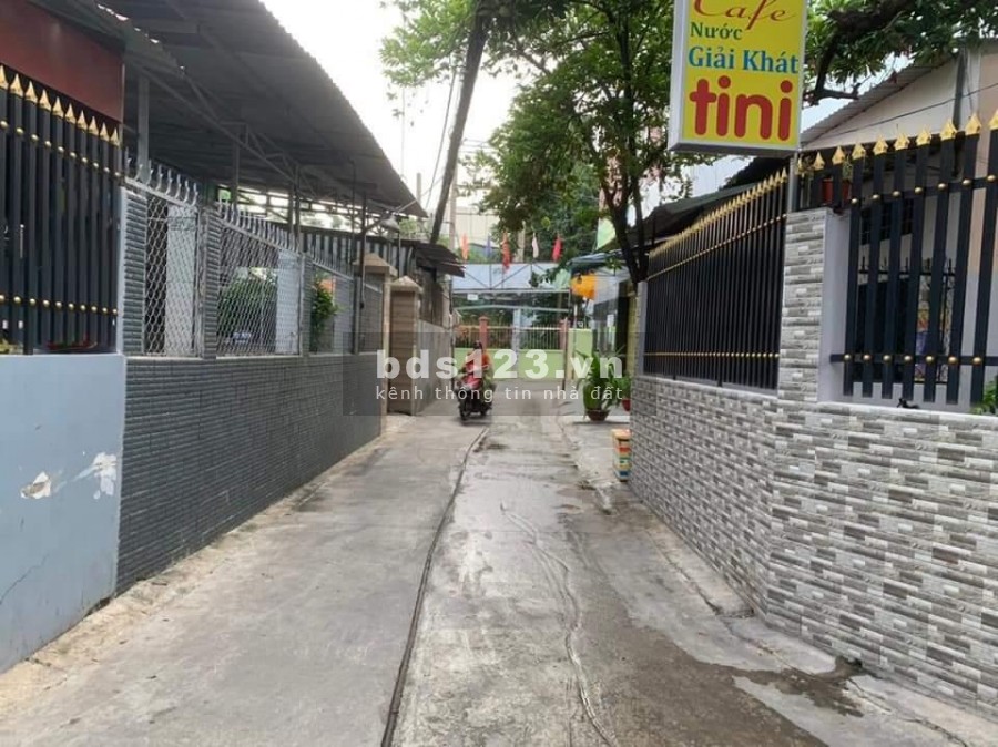 Nhà chỉ có 3.85 tỷ dt 33m2, 3 lầu gần trung tâm Aeon Mall, liên hệ 0909101469 (Quân)