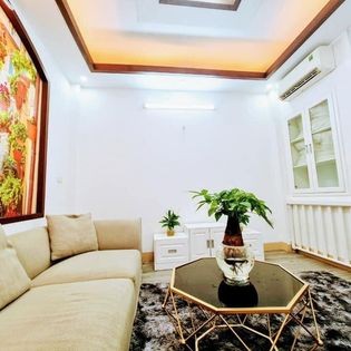 Bán nhà nguyên căn siêu hạt. rẻ, trung tâm Đống Đa, dt 47m2, 5 tầng, lô góc, lh 0385605252.