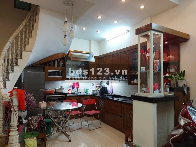 Bán nhà nguyên căn ngõ thông, ô tô đỗ kinh doanh nhỉ, dt 35m2, giá 4.5 tỷ, phố Minh Khai