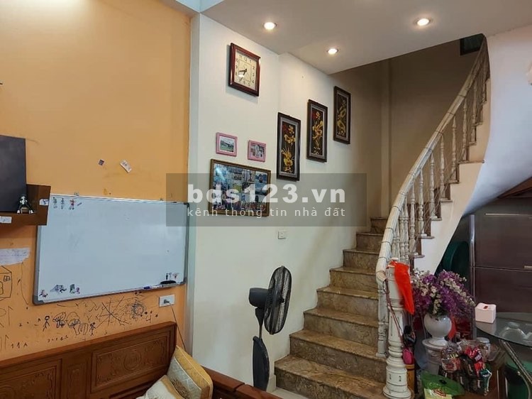 Bán nhà nguyên căn ngõ thông, ô tô đỗ kinh doanh nhỉ, dt 35m2, giá 4.5 tỷ, phố Minh Khai