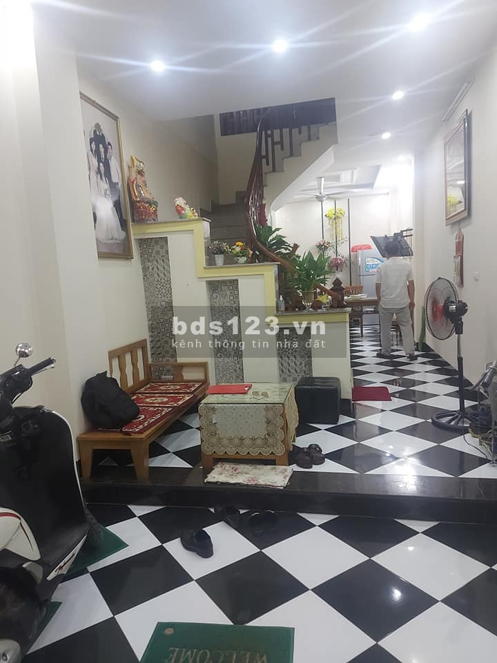 Bán nhà phố Nguyễn Văn Cừ, Long Biên, DT 30m, MT 4,2m, 5 tầng, giá 3,4 tỷ.