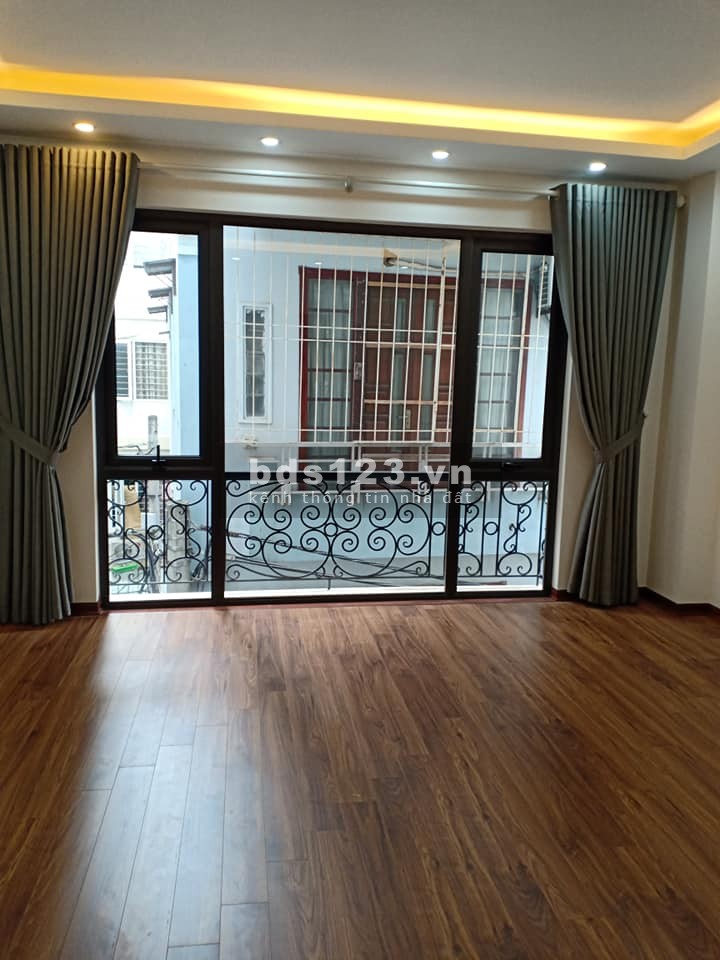 Bán nhà đẹp Cầu Giấy, 30m ra phố ngõ thông, diện tích 35m2, giá chỉ 4.98 tỷ