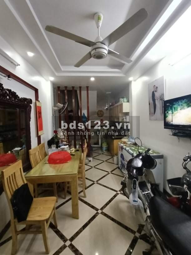 Bán căn nhà Tân Mai cách 1 nhà ra Phố, ngõ thông, nhà đẹp, DT 24m2 x 4T. Giá 2.3tỷ.