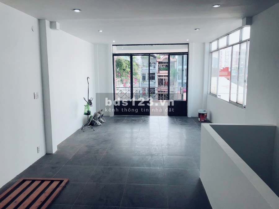 Cho thuê nhà mặt tiền nguyên căn đường Bạch Đằng, quận Bình Thạnh. 1 trệt 3 lầu