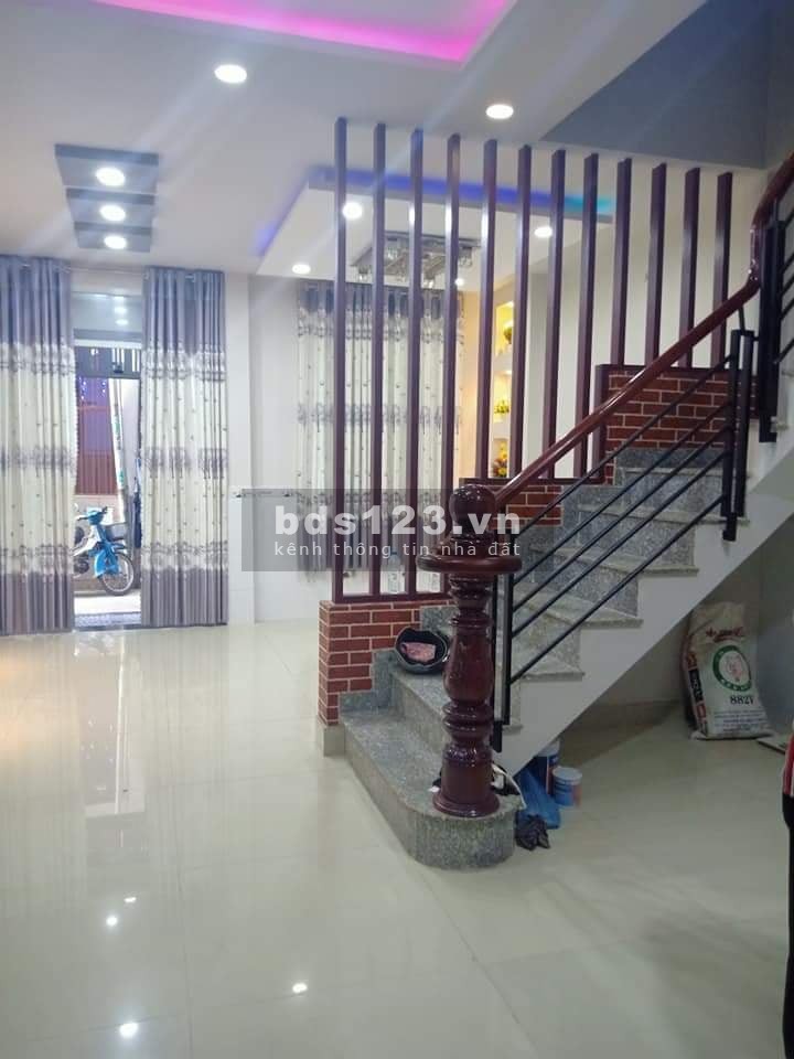 Cần bán gấp nhà mới 3 tầng diện tích 51m2, bề ngang 5.1m giá 3.6 tỷ, sổ có sẵn