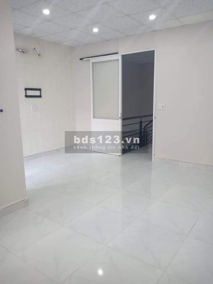 Cần bán gấp nhà mới 3 tầng diện tích 51m2, bề ngang 5.1m giá 3.6 tỷ, sổ có sẵn