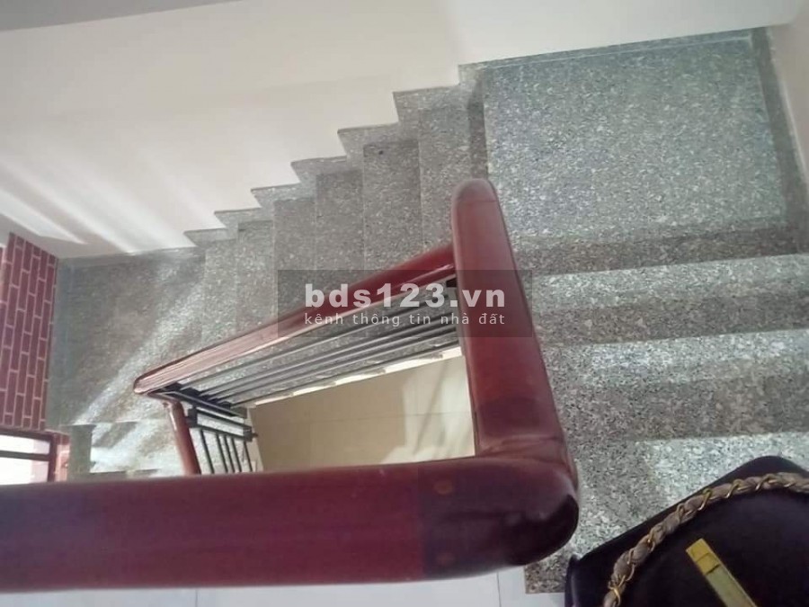 Cần bán gấp nhà mới 3 tầng diện tích 51m2, bề ngang 5.1m giá 3.6 tỷ, sổ có sẵn