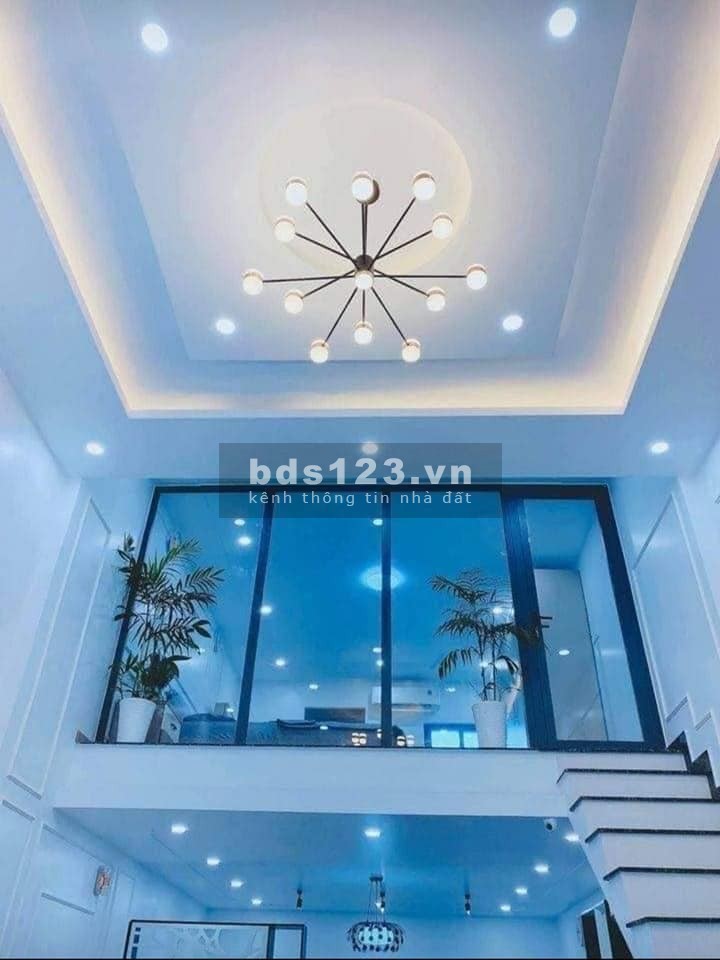Cần bán gấp nhà ở phố Hoàng Ngân, sổ đỏ chính chủ diện tích 35m2, giá 3.2 tỷ. lhcc