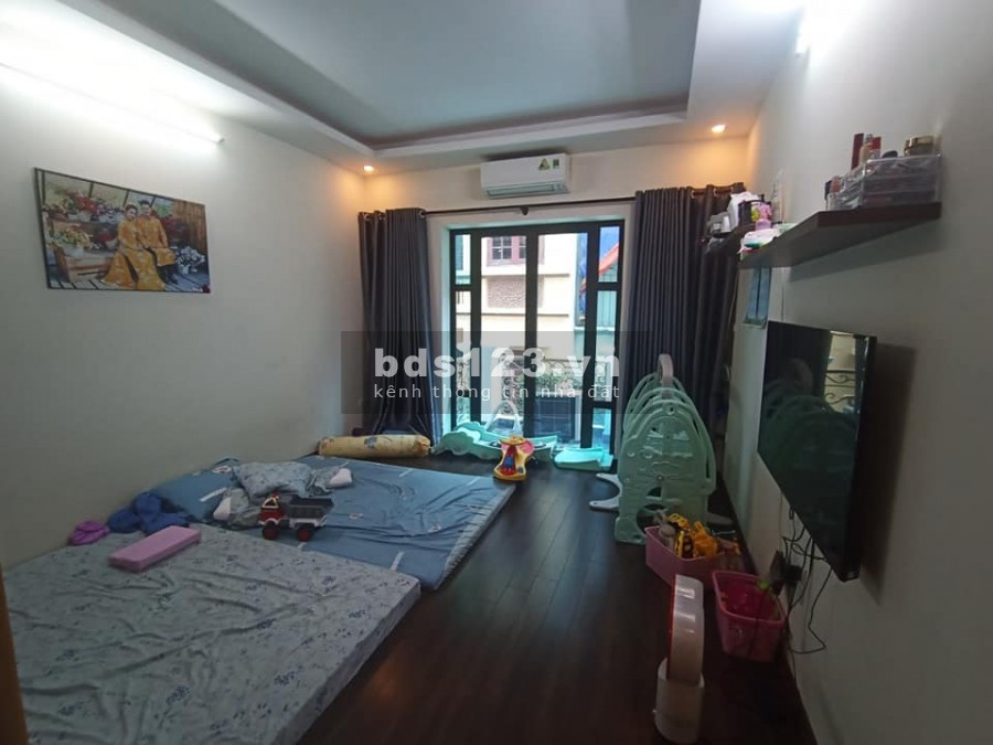 Bán nhà nguyên căn còn mới, ô tô 7 chỗ vào nhà, đúc 5 tầng kiên cố, sổ sẵn