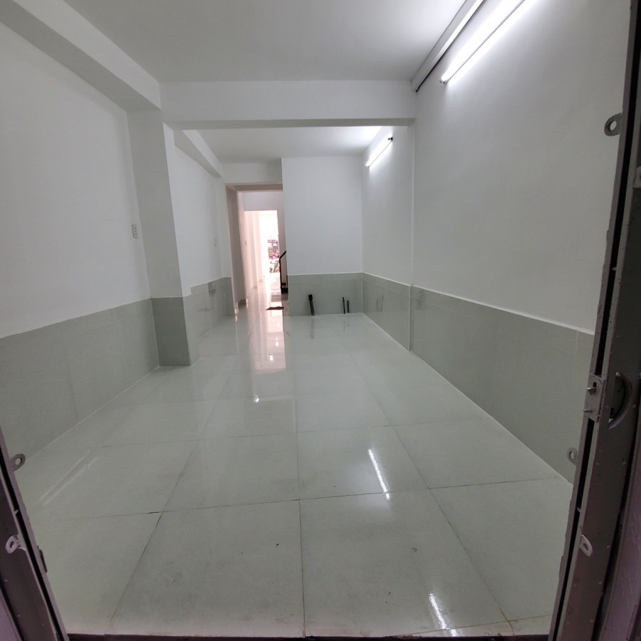 Bán nhà mặt tiền 70 Hùng Vương, Quận 10, nhà 2 mặt tiền mới xây, siêu rẻ, lhcc