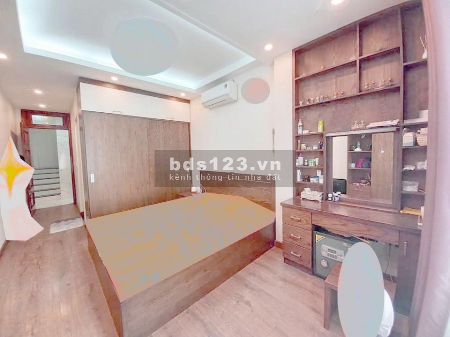 Giá sốc thời Covid giá 5 tỷ rưỡi, có nhà 68m2, phố Lê Văn Lương, giáp đường Láng