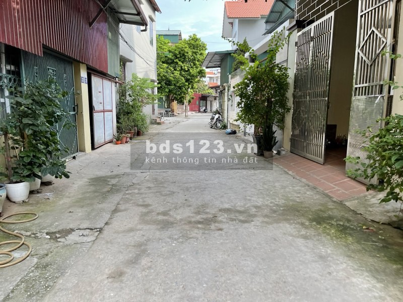 Bán gấp nhà cấp 4, DT 100m2 tại thôn Đổng Xuyên, gần chợ, ô tô vào nhà.